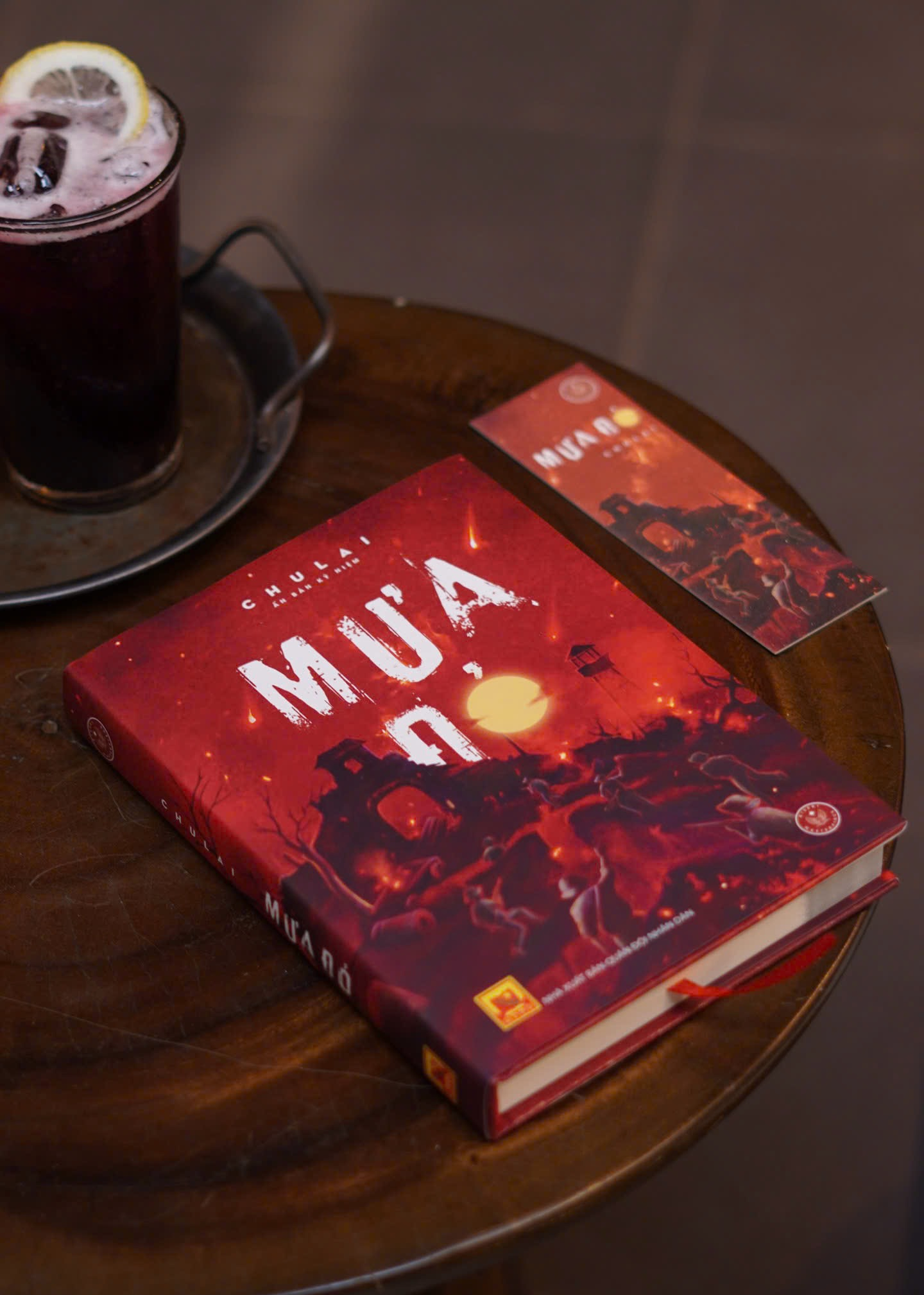 Mưa Đỏ - Ấn Bản Kỷ Niệm - Bìa Cứng - Tặng Kèm Bookmark + Móc Khoá Balo Mũ Cối - Độc Quyền Fahasa - Ảnh 10