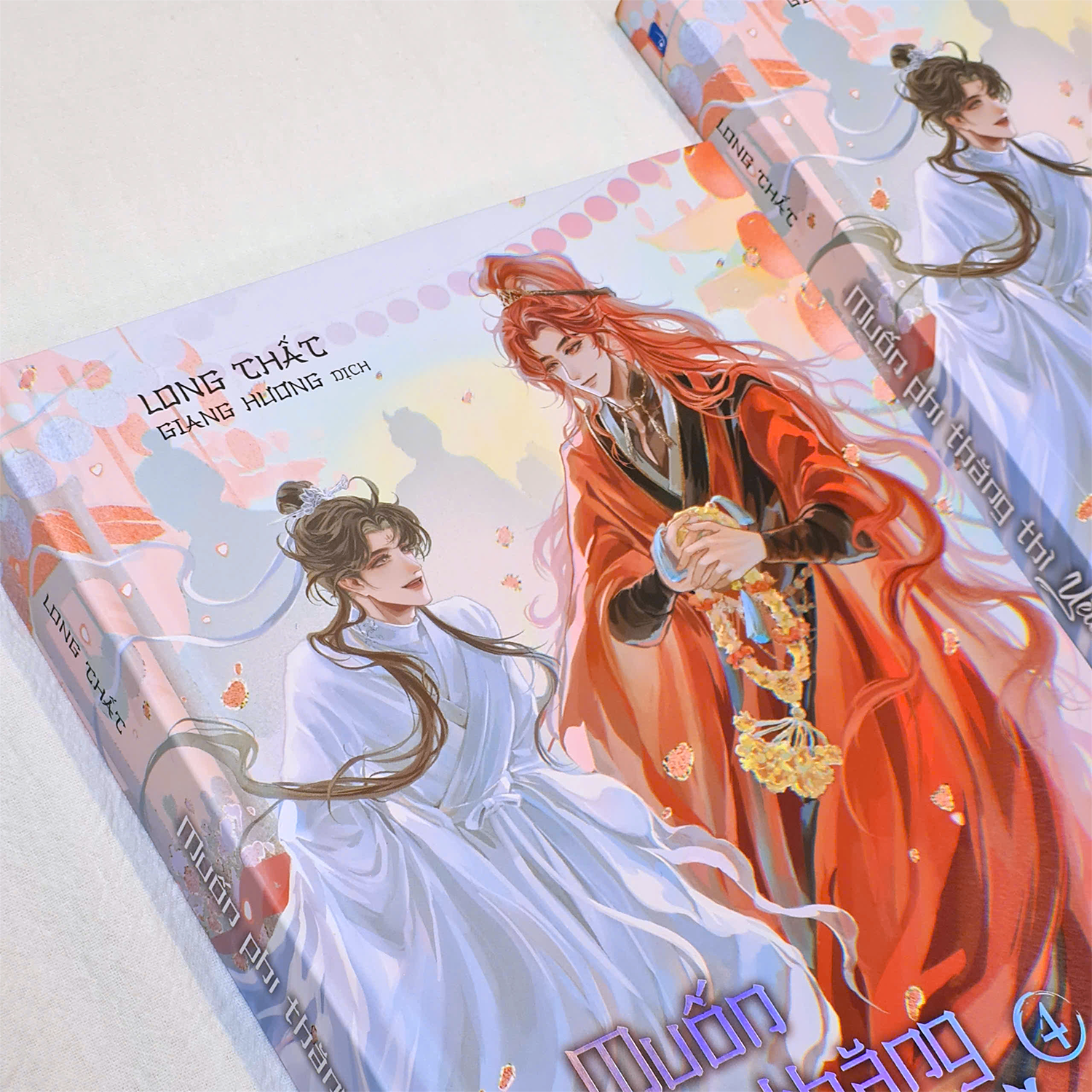 muốn phi thăng thì yêu đi - tập 4 - bản đặc biệt - bìa cứng - tặng kèm 1 bookmark tròn hai mặt + 2 card pvc + 1 mini poster holo + 1 standee chibi - Ảnh 4