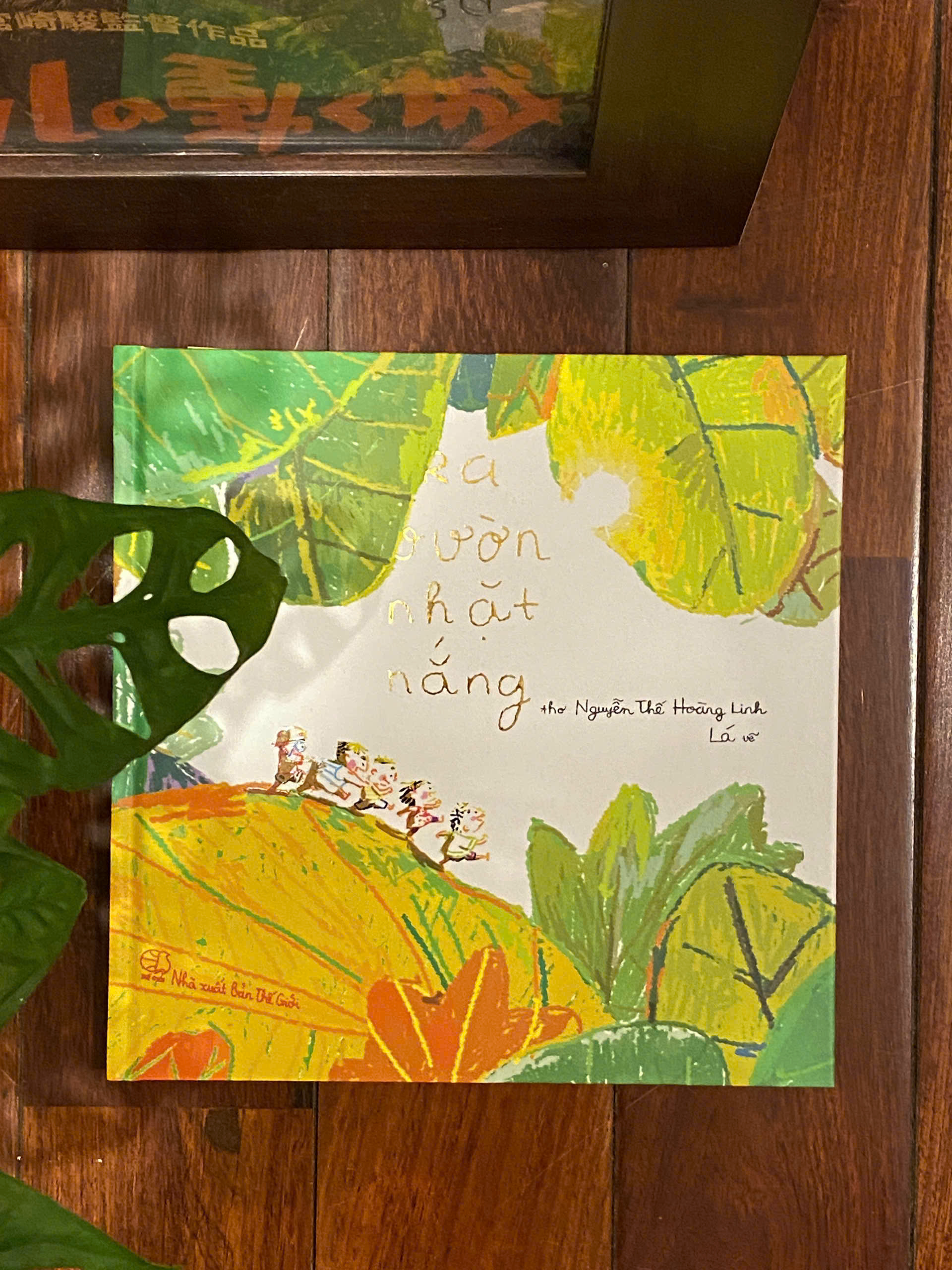 ra vườn nhặt nắng - bản đặc biệt - bìa cứng - tặng kèm postcard + thời khóa biểu - Ảnh 6