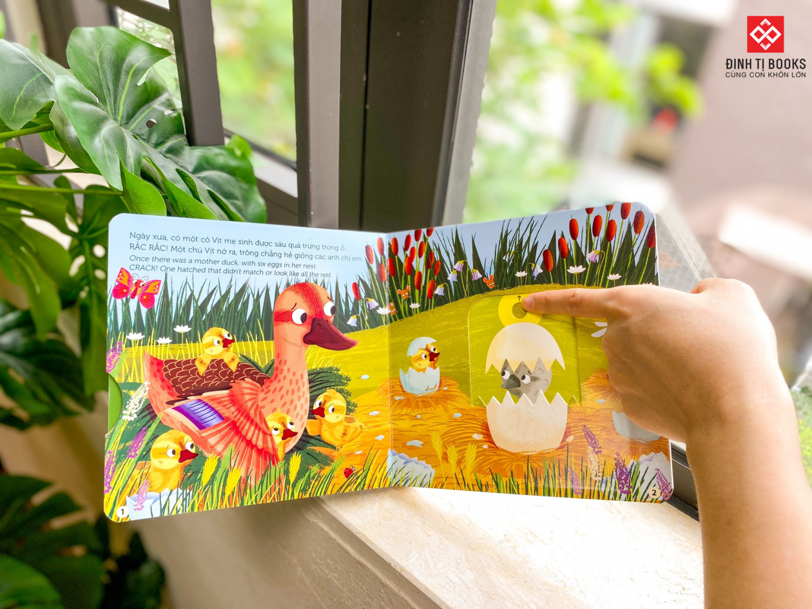 sách chuyển động - first stories - vịt con xấu xí - the ugly duckling - bìa cứng - Ảnh 3